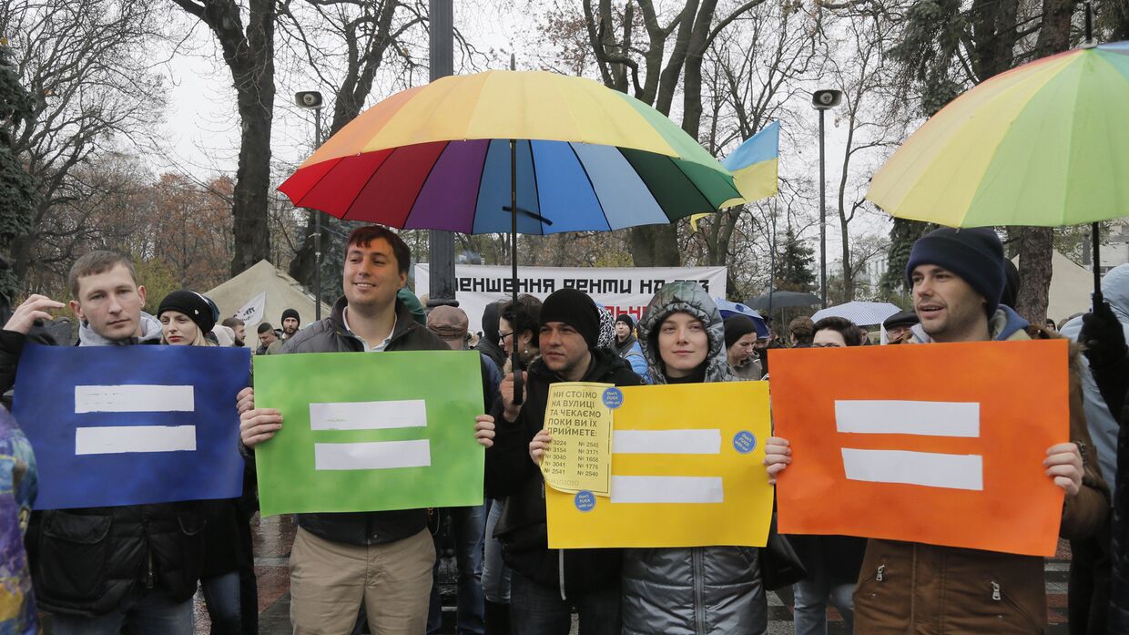 Митинг ЛГБТ-активистов у здания Верховной Рады в Киеве в поддержку безвизовому пакету законов