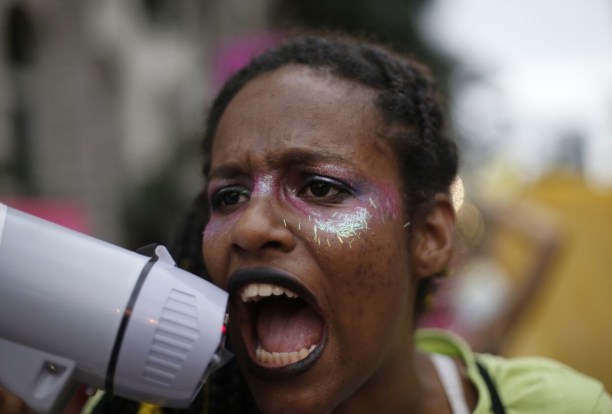 Женщина на акции протеста против нового законопроекта об абортах в Рио-де-Жанейро