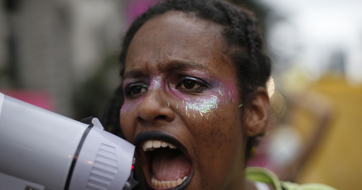 Женщина на акции протеста против нового законопроекта об абортах в Рио-де-Жанейро