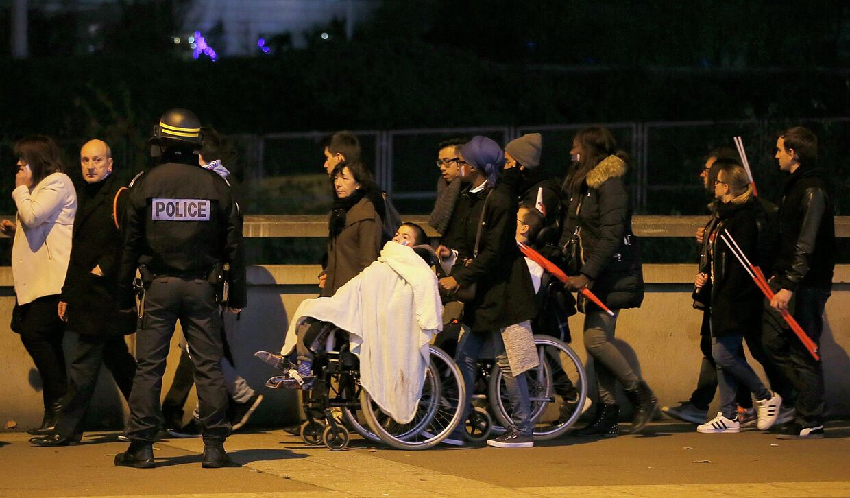 Эвакуация людей со стадиона Stade de France, где прогремели взрывы