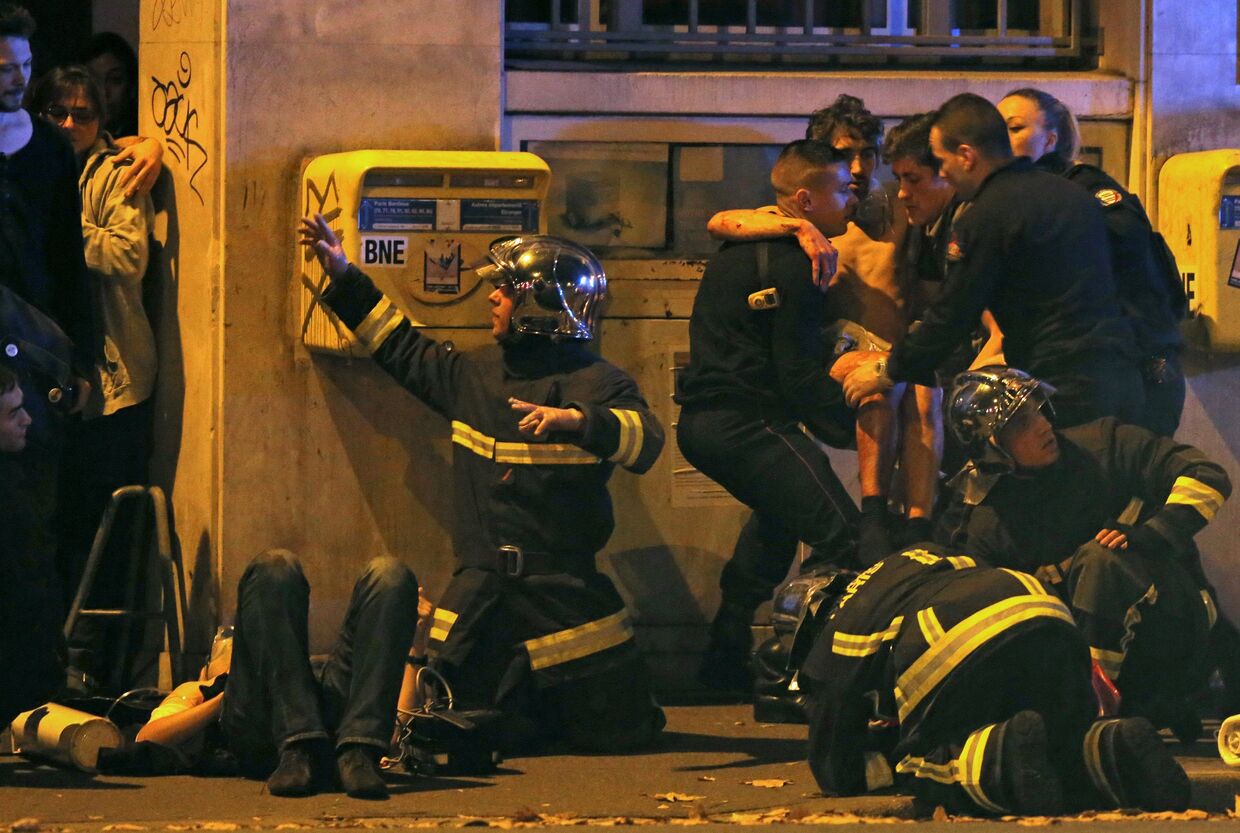 Полиция у театра Батаклан в 11-м округе Парижа, где неизвестные задерживают заложников