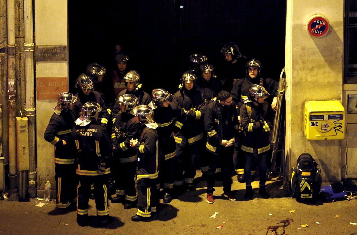 Спасатели у театра Батаклан в 11-м округе Парижа, где неизвестные удерживали заложников