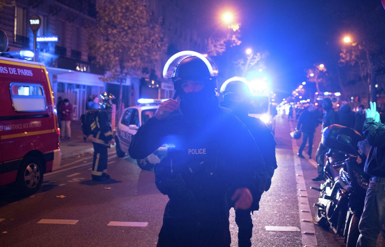 Полиция у театра Батаклан в 11-м округе Парижа, где неизвестные задерживают заложников.