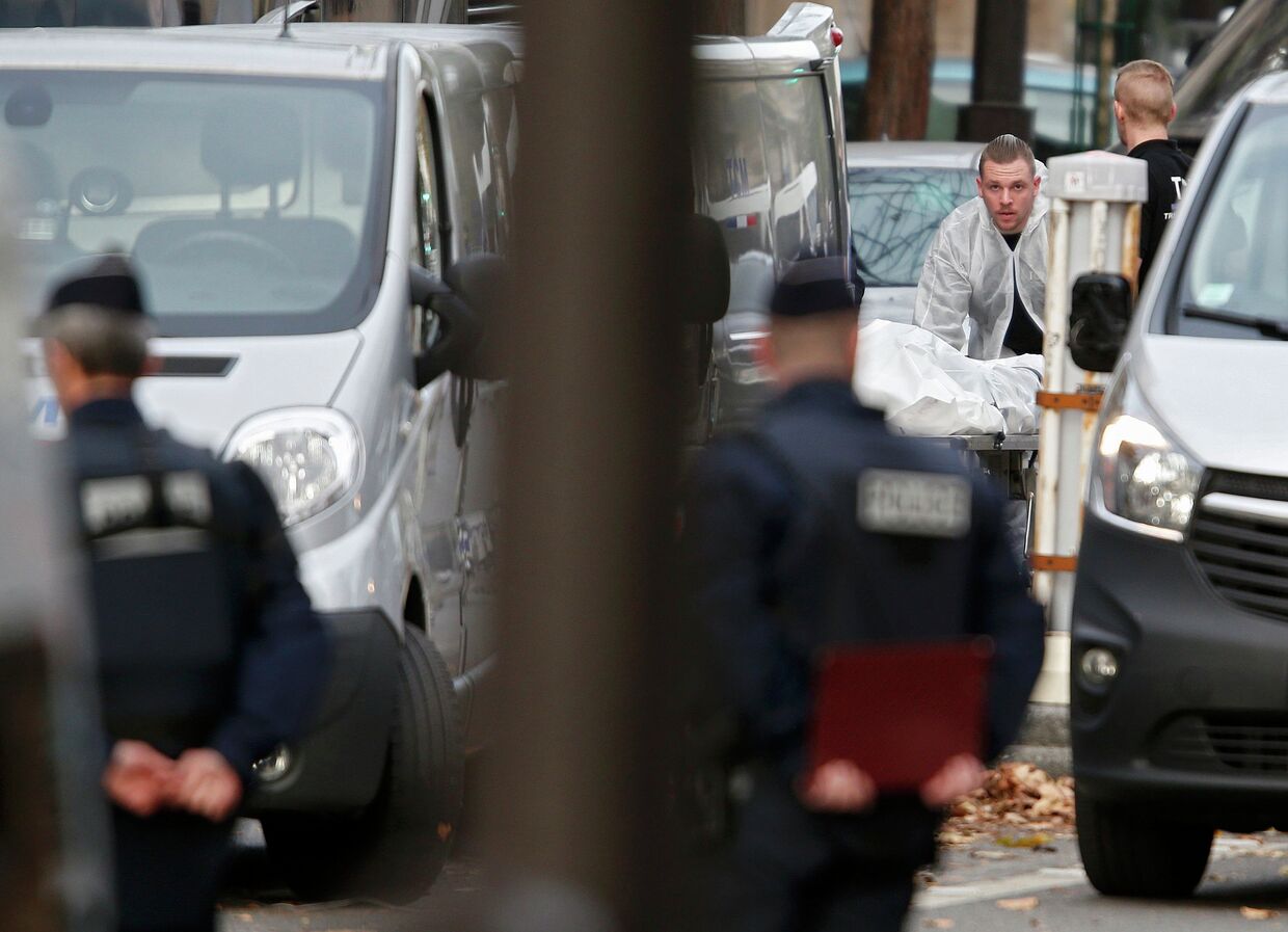 На месте теракта в Париже, 14 ноября 2015