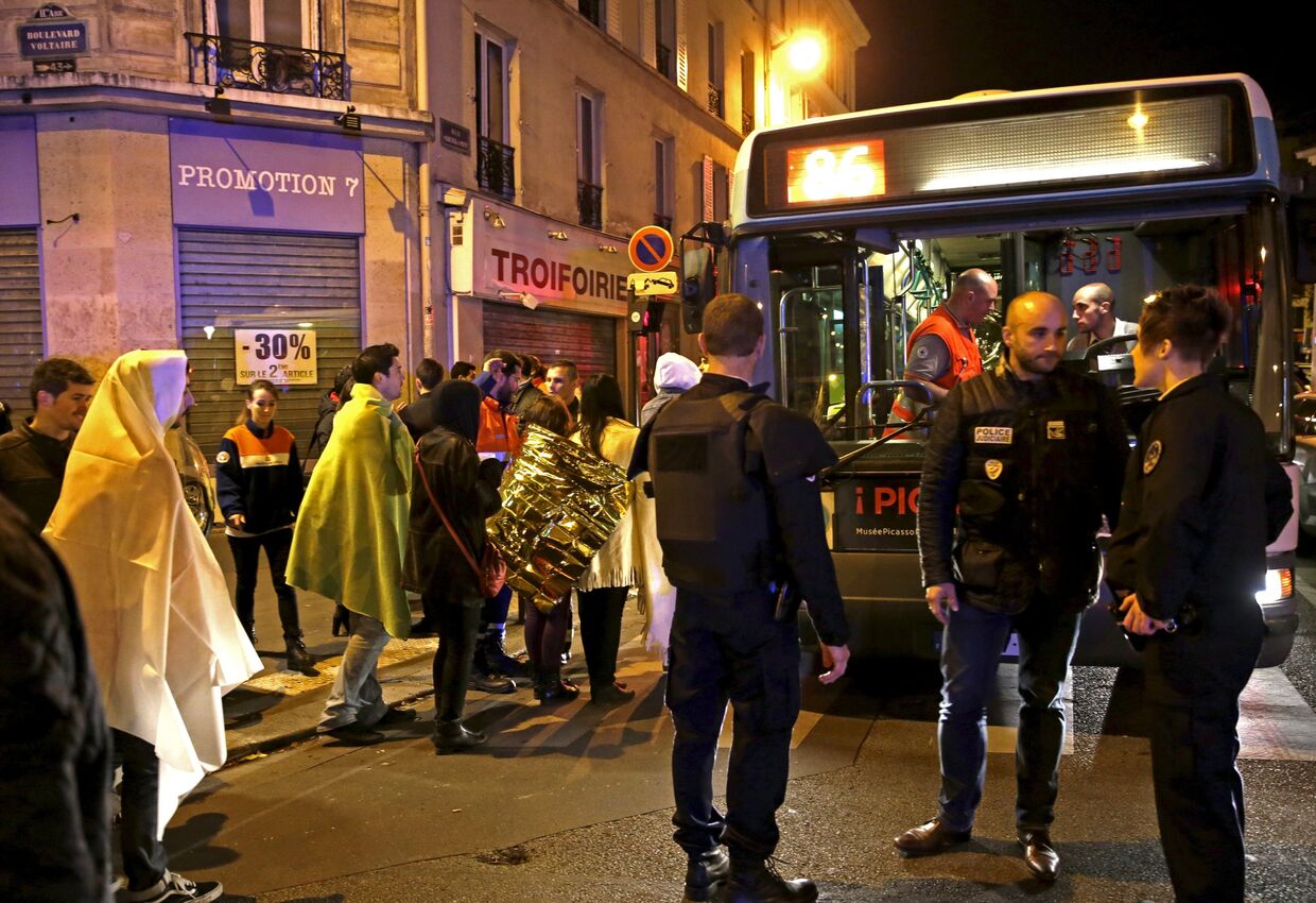 У театра Батаклан в 11-м округе Парижа, где неизвестные удерживали заложников