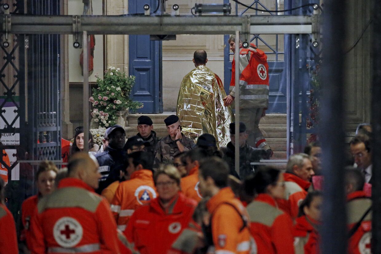 Люди у театра Батаклан  в Париже, где произошел теракт, 14 ноября 2015