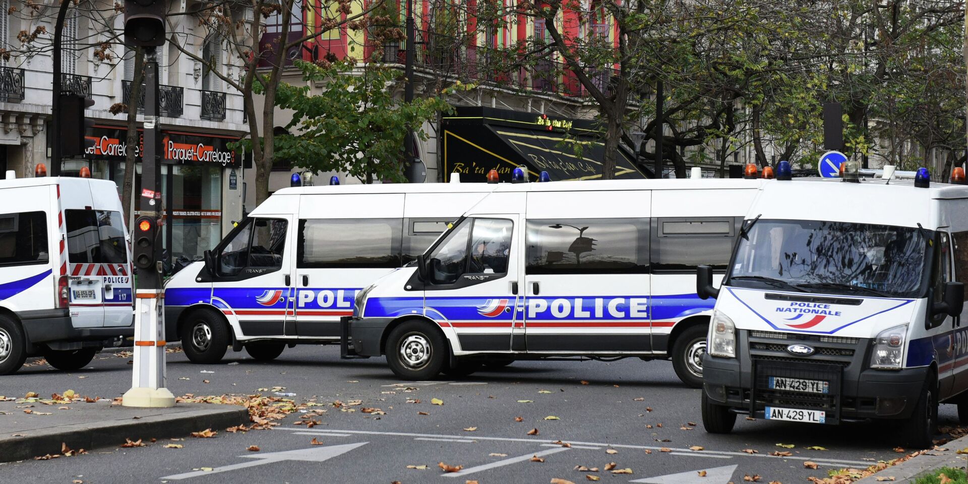 Иносми о теракте. Полиция Парижа. Теракты в Париже 2015 кадры. Теракты в Париже 13 ноября сколько погибших.
