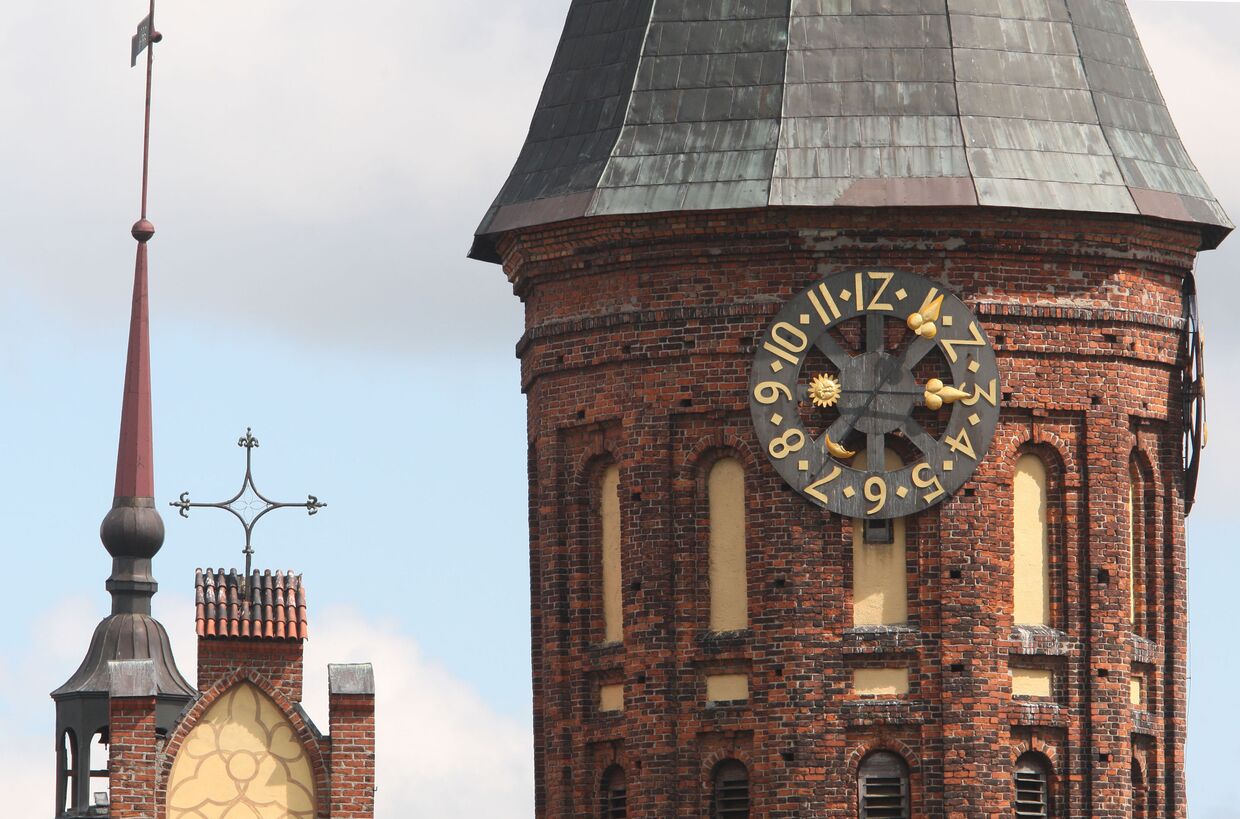 Трехсторонние башенные часы-куранты Кафедрального собора в Калининграде