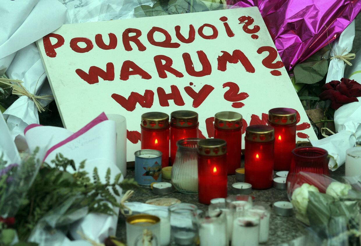 Табличка с вопросом «Почему?» на месте теракта в Париже