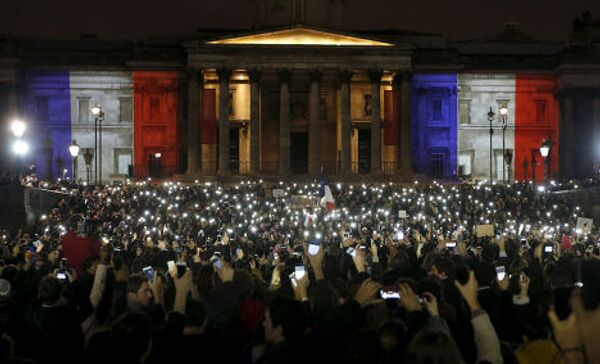 Акция, посвященная памяти погибших в парижских терактах, на Трафальгарской площади в Лондоне