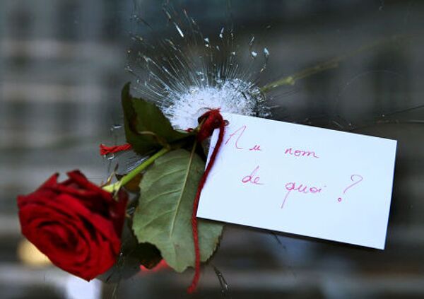 Цветок в отверстии от пули в стекле парижского ресторана, где произошел теракт