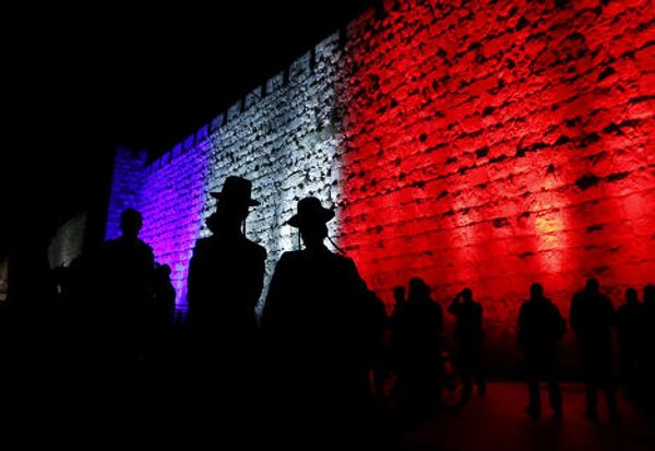 Стена в Старом городе Иерусалима, подсвеченная цветами французского флага