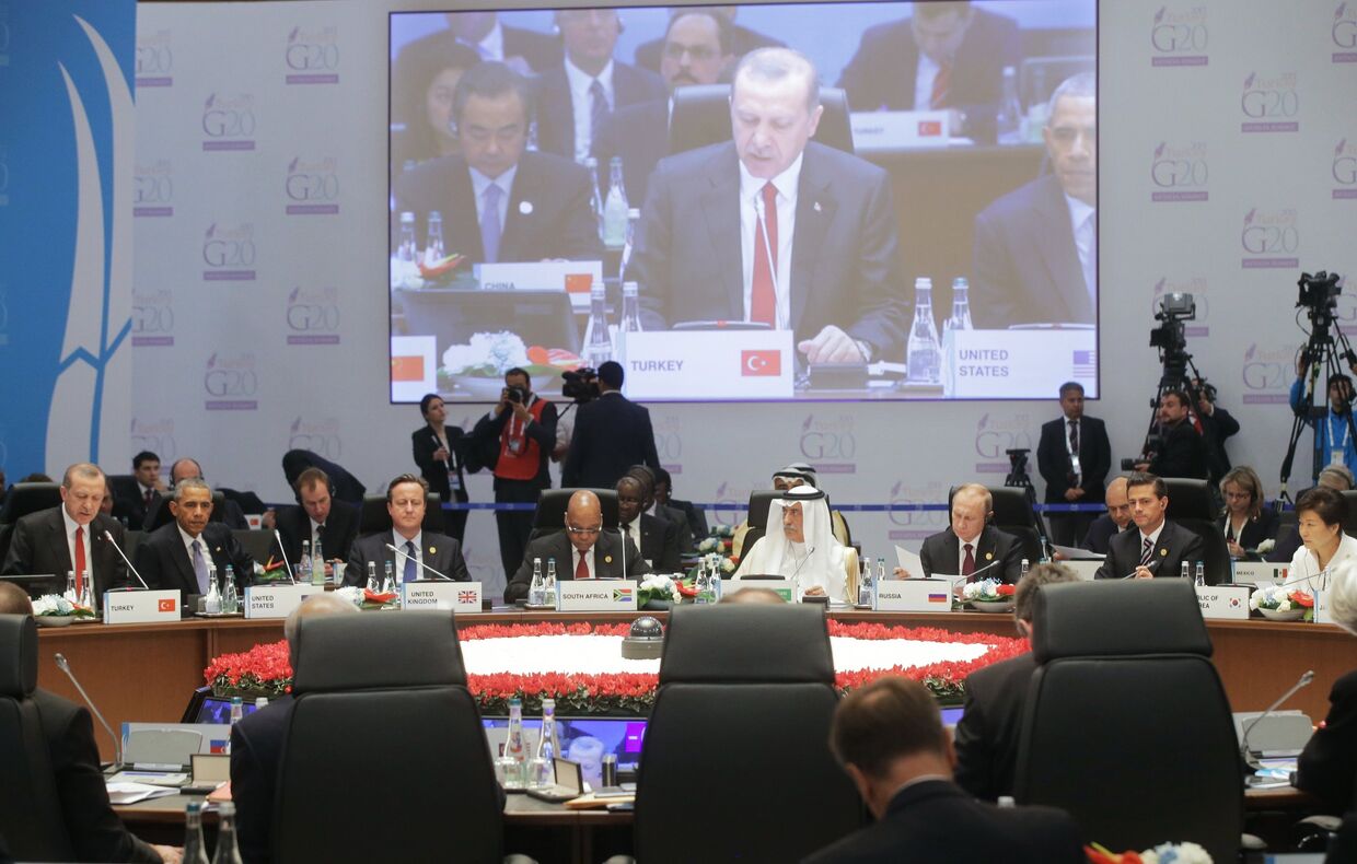 На рабочем заседании саммита Группы двадцати (G20). Президент России Владимир Путин - третий справа на втором плане