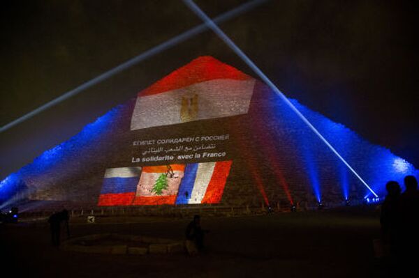 Пирамида Хеопса, подсвеченная цветами флагов России, Франции и Ливана