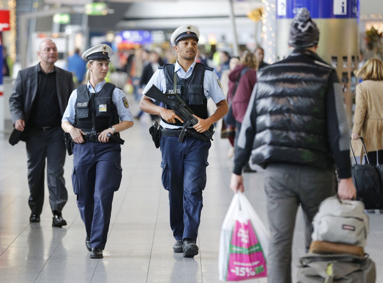 Полицейские патрулируют один из терминалов аэропорта Франкфурта