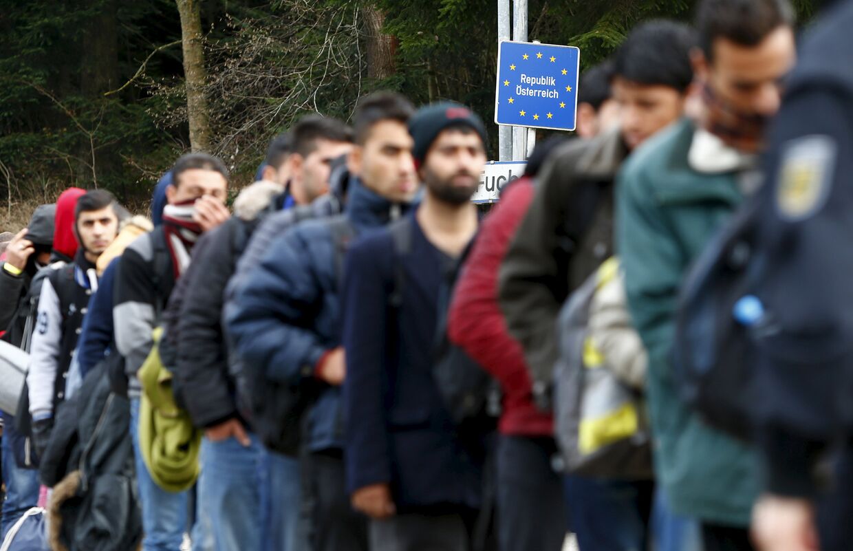 Беженцы переходят границу Германии и Австрии