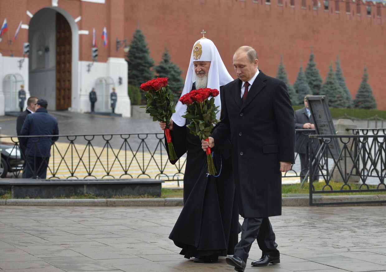 Владимир Путин и патриарх Кирилл возлагают цветы к памятнику Кузьме Минину и Дмитрию Пожарскому на Красной площади