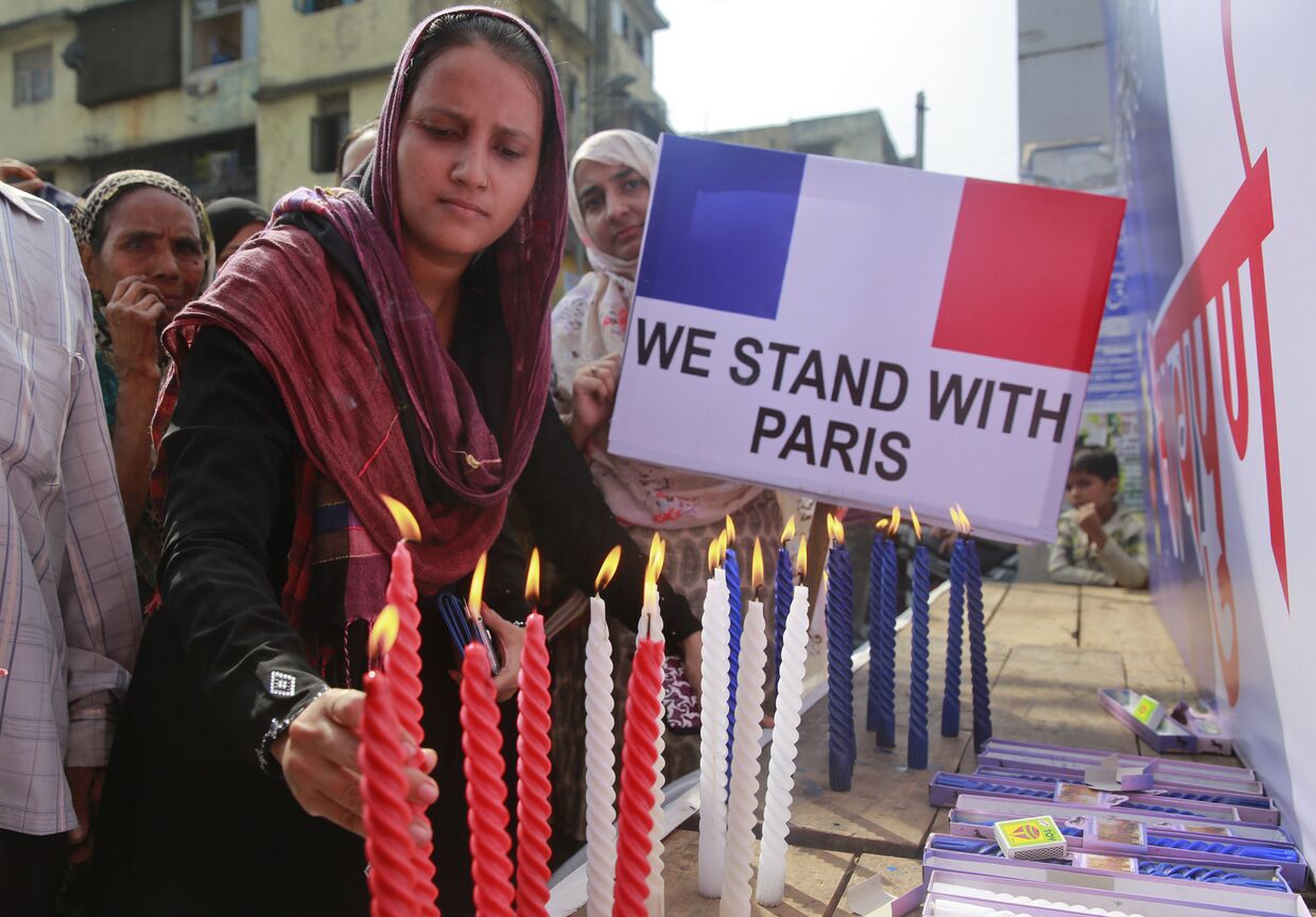 Индийские мусульмане в Мумбаи зажигают свечи в память погибших в парижских терактах