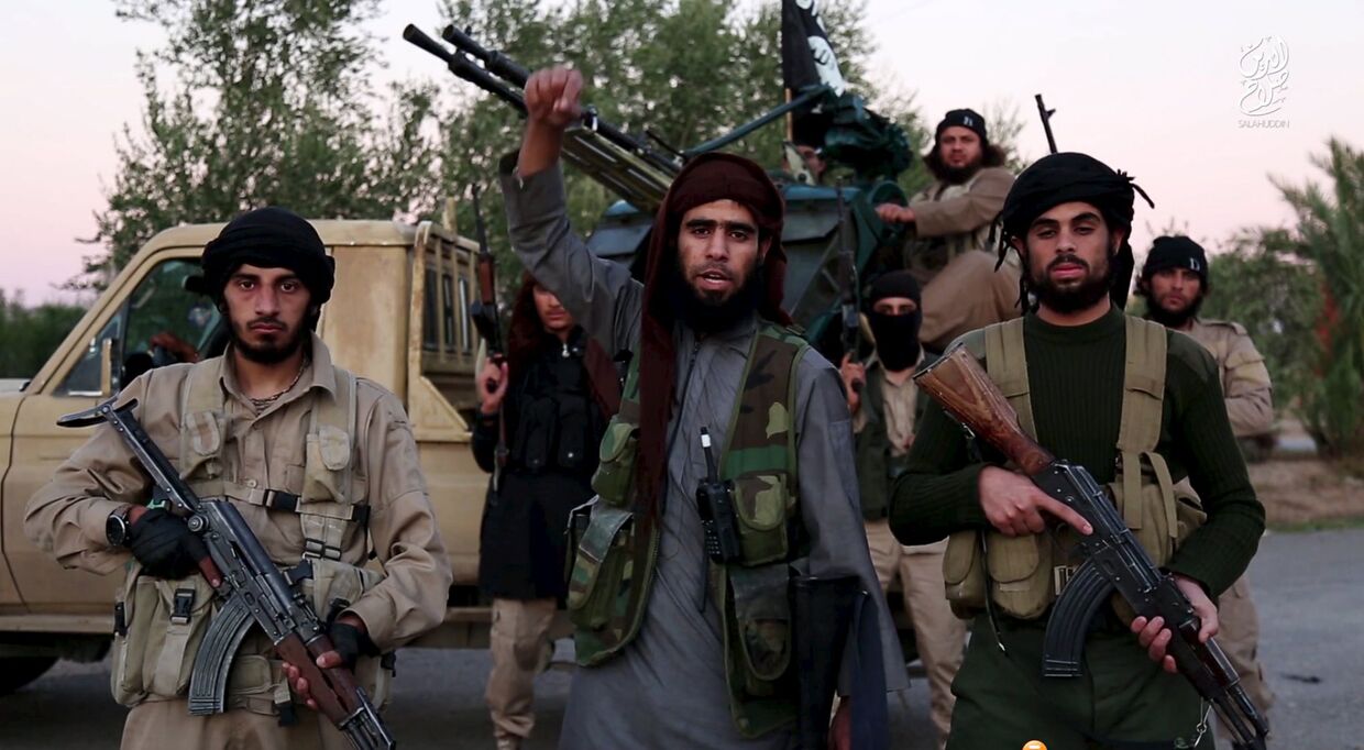 Боевики «Исламского государства» говорят о французских терактах в видеобращении 