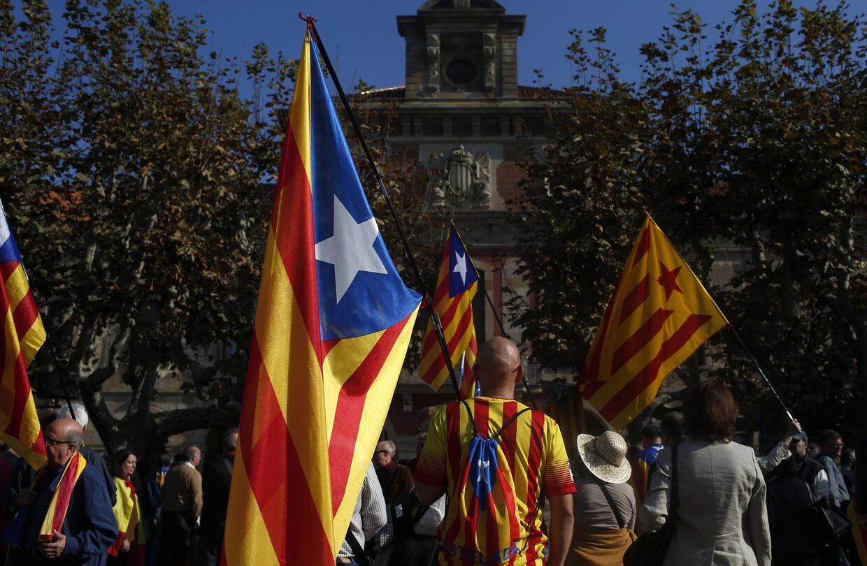 Сторонники независимости Каталонии у здания регионального парламента