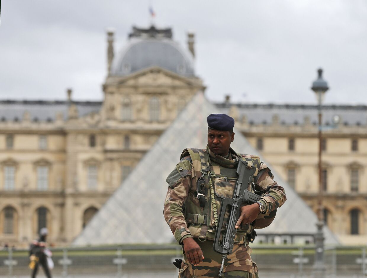 Солдат патрулирует внутренний двор Лувра