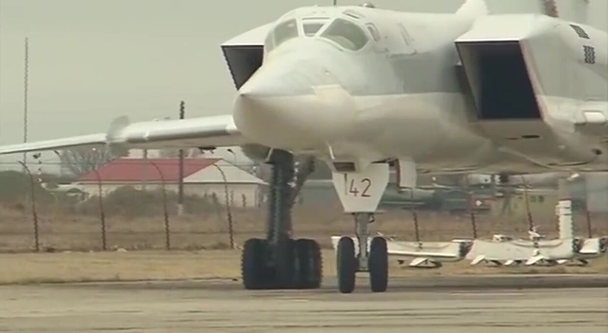 Самолет Ту-22 М3 Военно-космических сил России после боевого вылета для нанесения удара по объектам инфраструктуры ИГ в Сирии