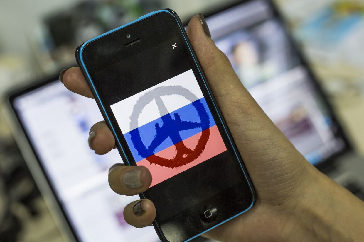 Новый российский символ борьбы за мир на экране мобильного телефона