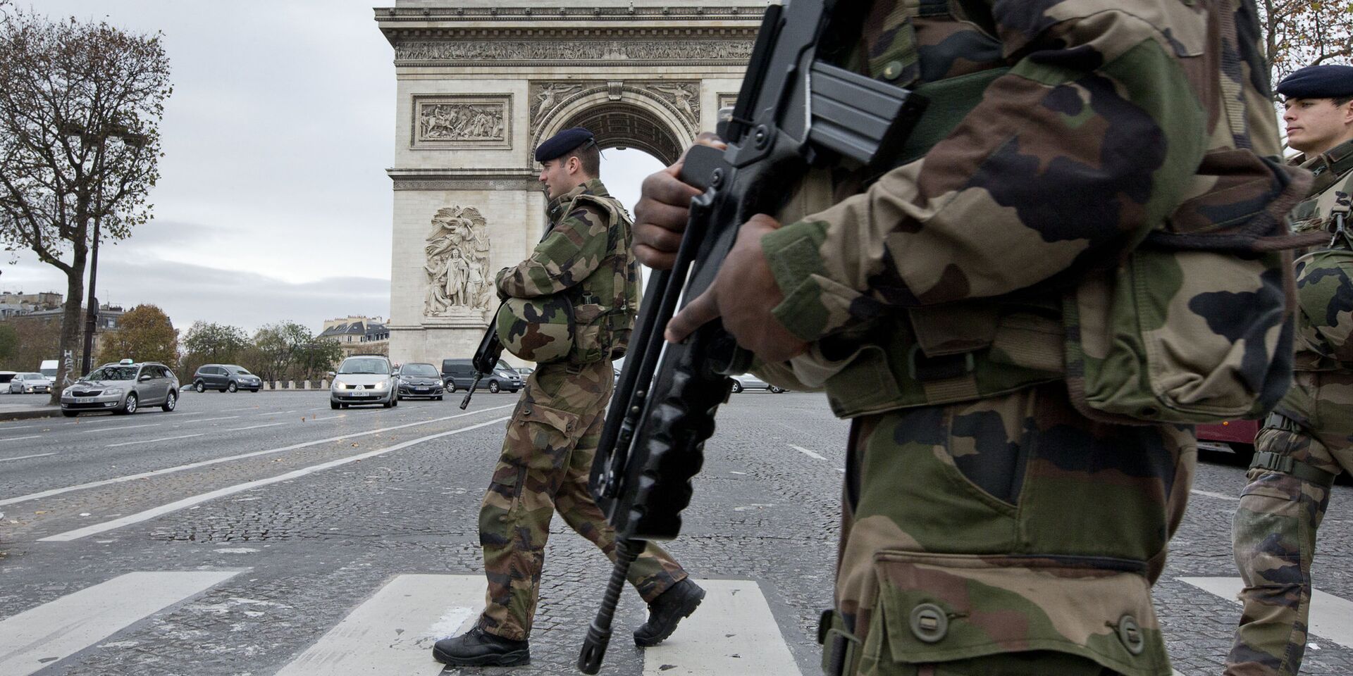Французские солдаты патрулируют Елисейские поля после терактов в Париже - ИноСМИ, 1920, 23.05.2024