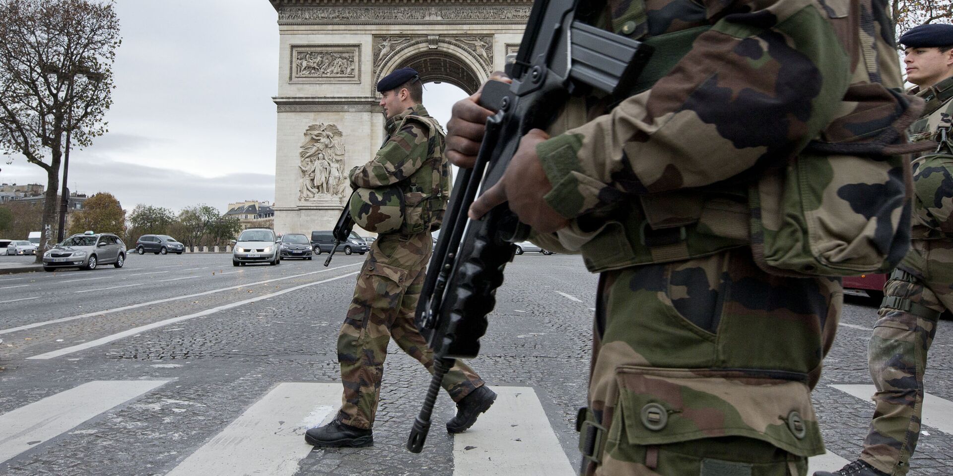 Французские солдаты патрулируют Елисейские поля после терактов в Париже - ИноСМИ, 1920, 05.12.2025