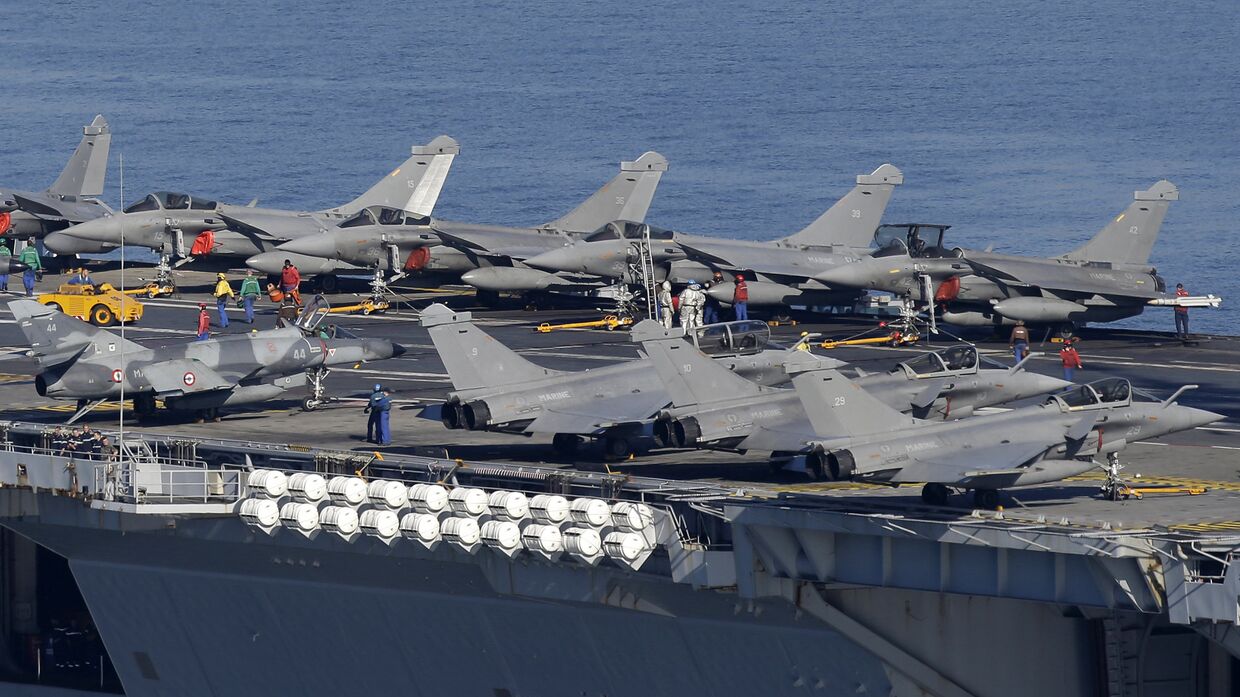 Самолеты на палубе атомного авианосца «Шарль де Голль»