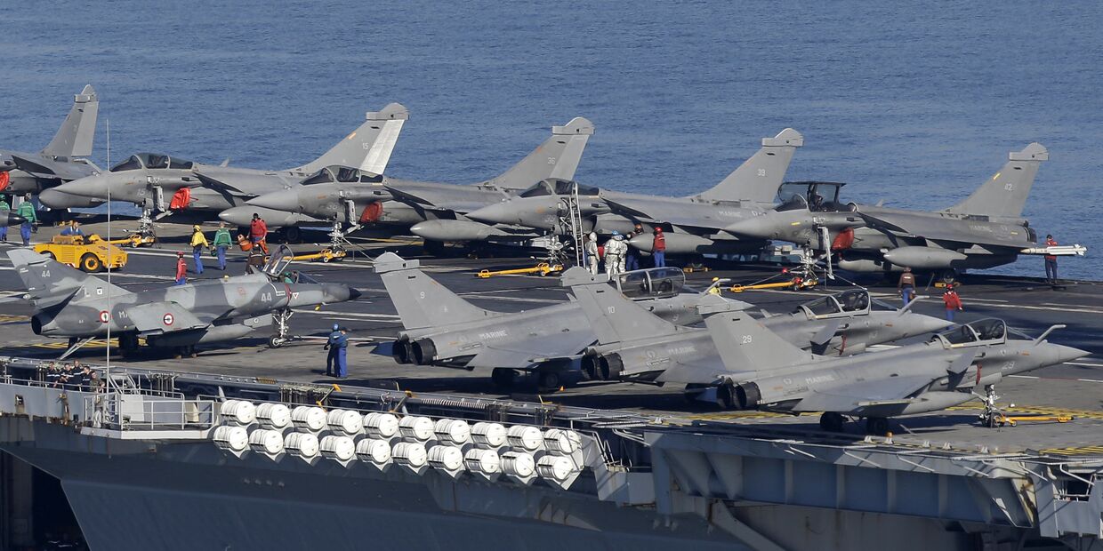 Самолеты на палубе атомного авианосца «Шарль де Голль» Самолеты на палубе атомного авианосца «Шарль де Голль»