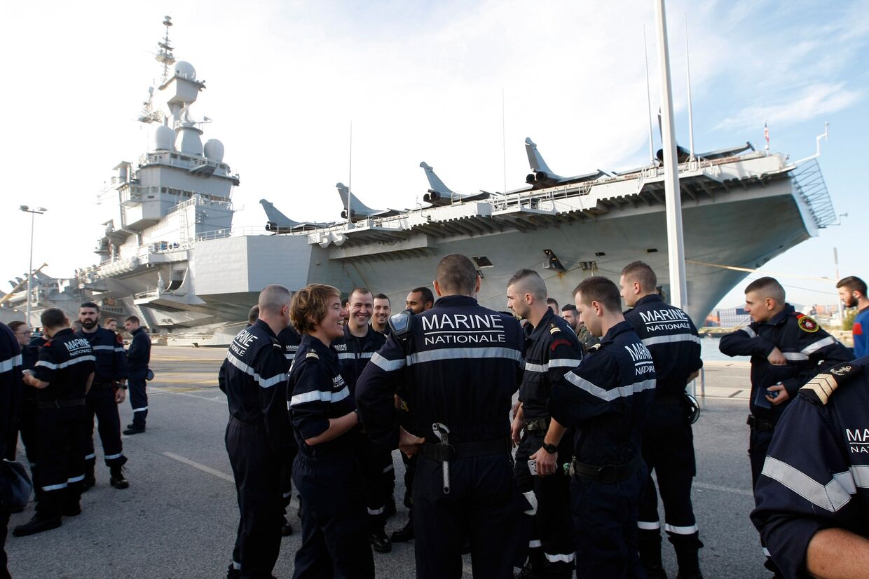 Французские военные моряки готовятся подняться на борт авианосца «Шарль де Голль»
