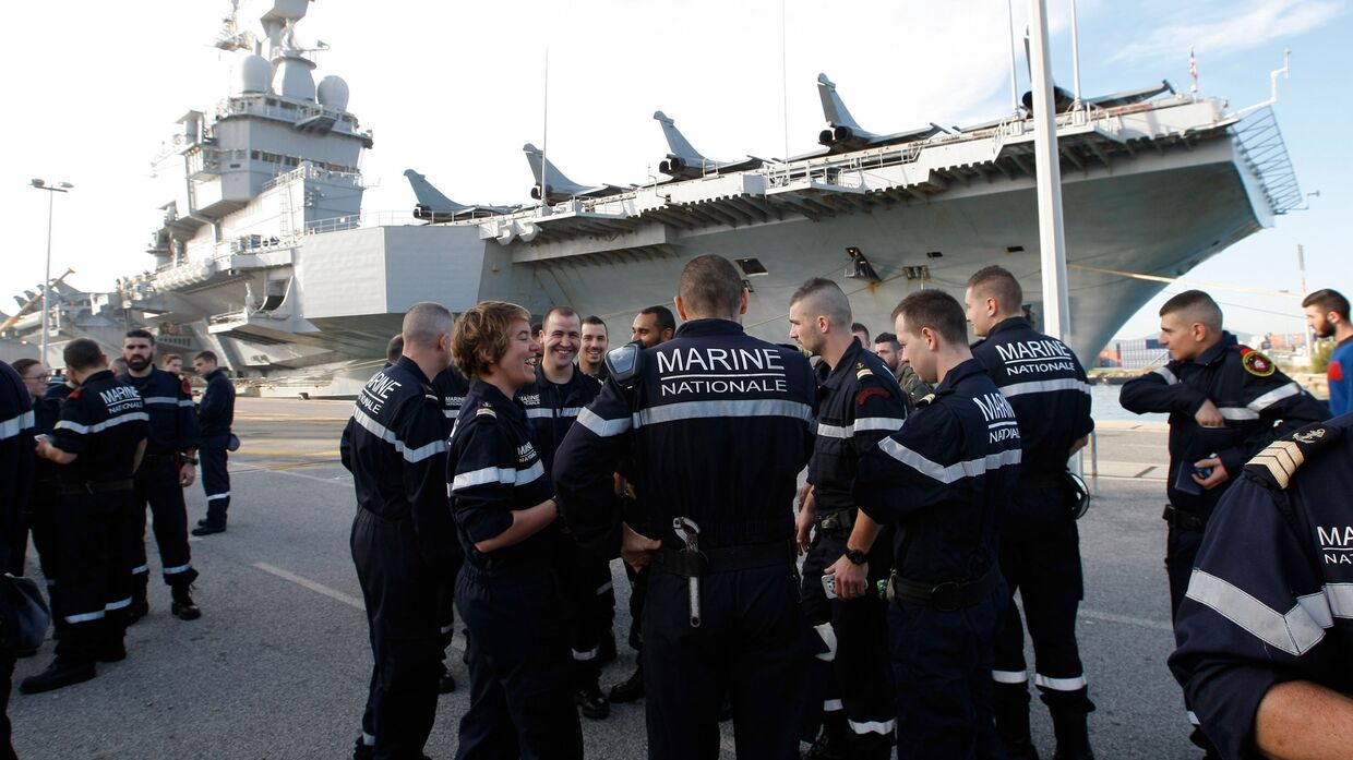 Французские военные моряки готовятся подняться на борт авианосца «Шарль де Голль»