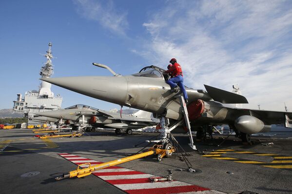 Подготовка военного самолета «Рафаль» на палубе атомного авианосца «Шарль де Голль»