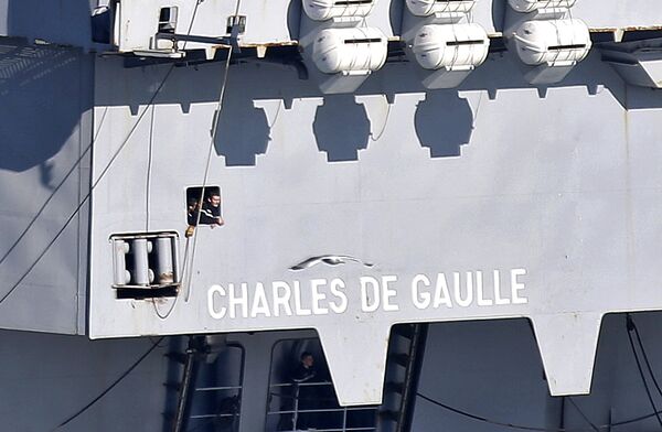 Моряки на борту атомного авианосца «Шарль де Голль», покидающего порт в Тулоне