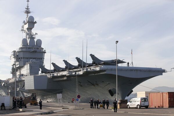 Атомный авианосец «Шарль де Голль» готовится покинуть порт в Тулоне на юге Франции