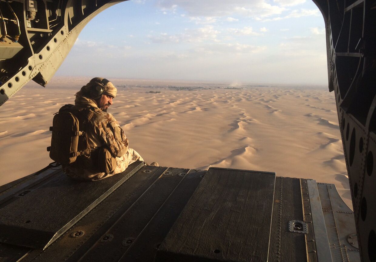 Военный вертолет Объединенных Арабских Эмиратов летит над территорией Йемена