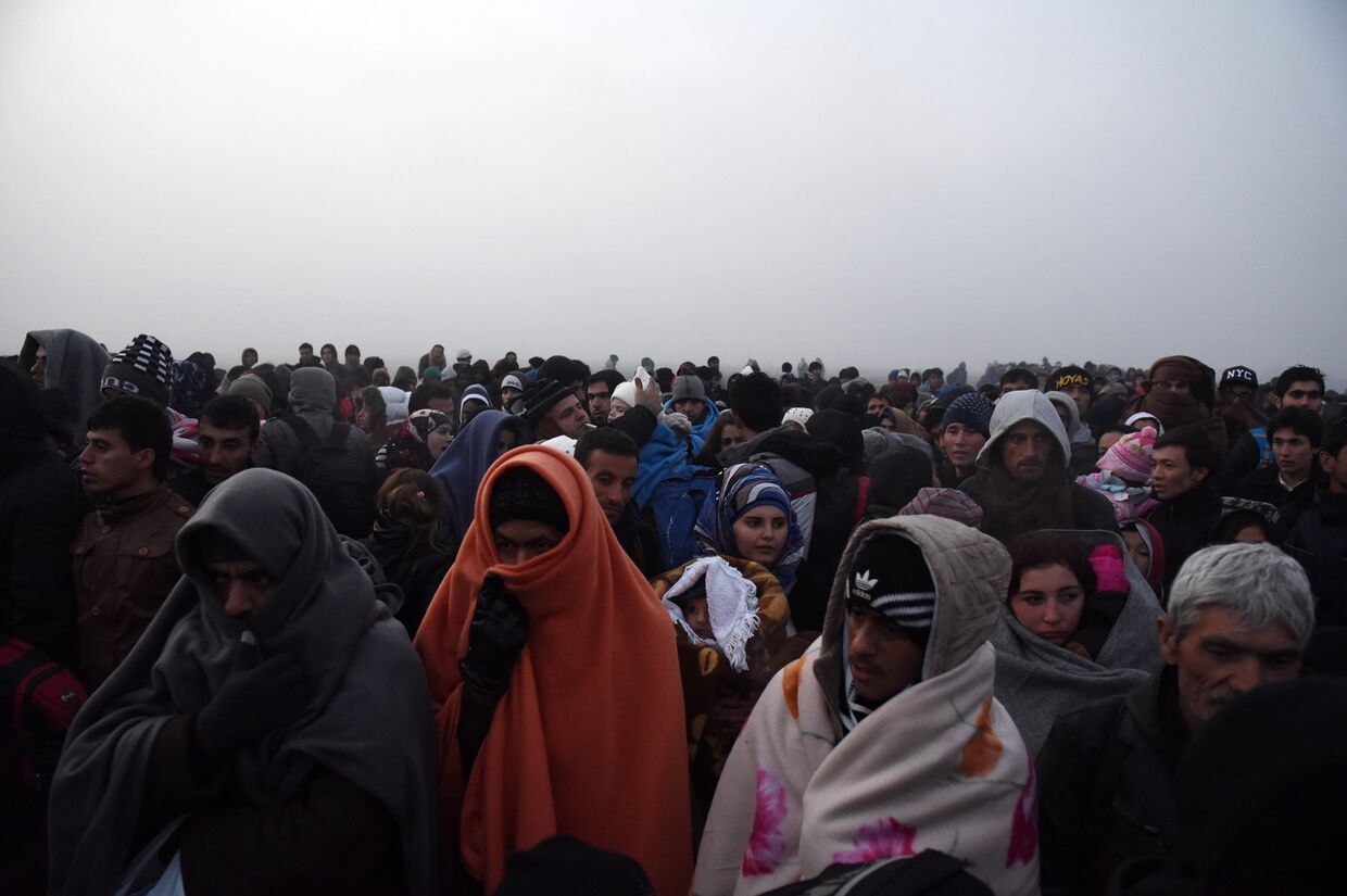 Беженцы переходят границу Греции с Македонией