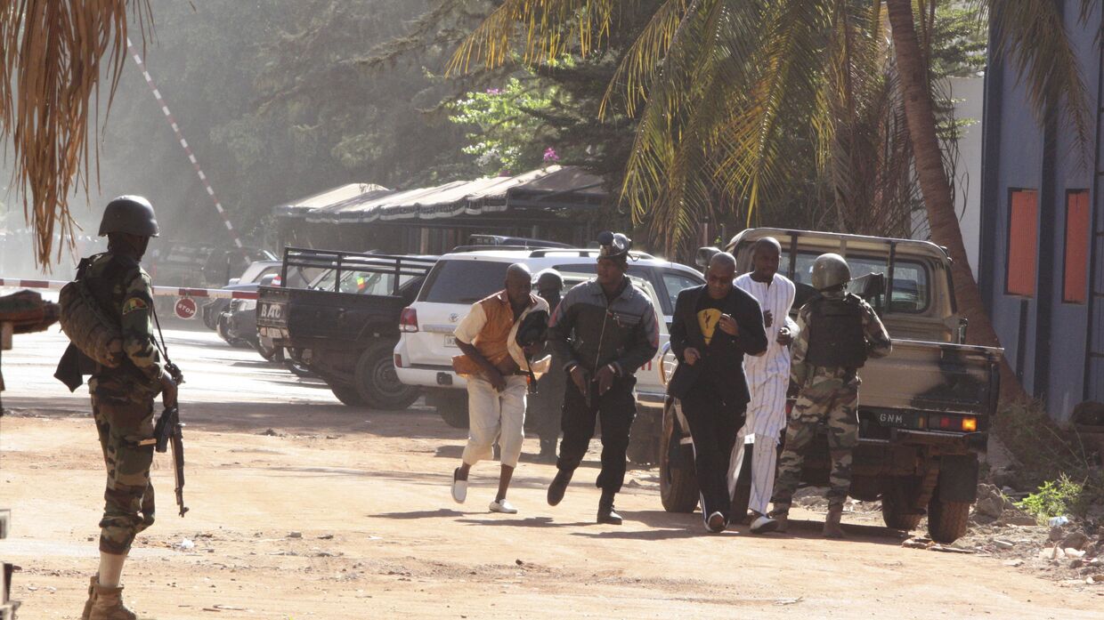 Заложники, освобожденные из захваченного отеля Radisson Blu в Бамако