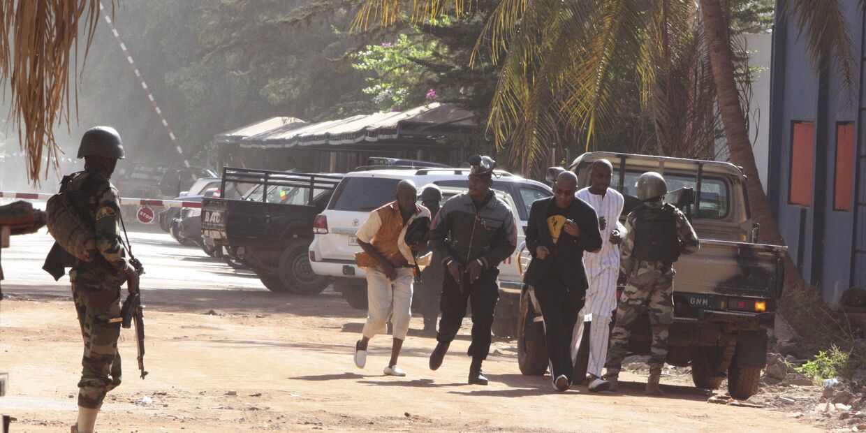 Заложники, освобожденные из захваченного отеля Radisson Blu в Бамако