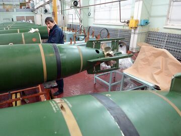 Сотрудник предприятия работает в цехе ОАО Завод Дагдизель в Каспийске Сотрудник предприятия работает в цехе ОАО Завод Дагдизель в Каспийске