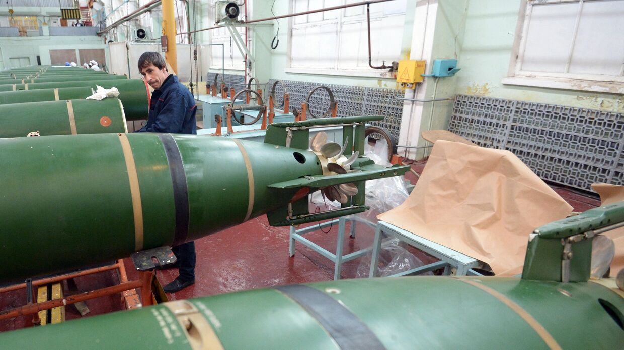 Сотрудник предприятия работает в цехе ОАО Завод Дагдизель в Каспийске