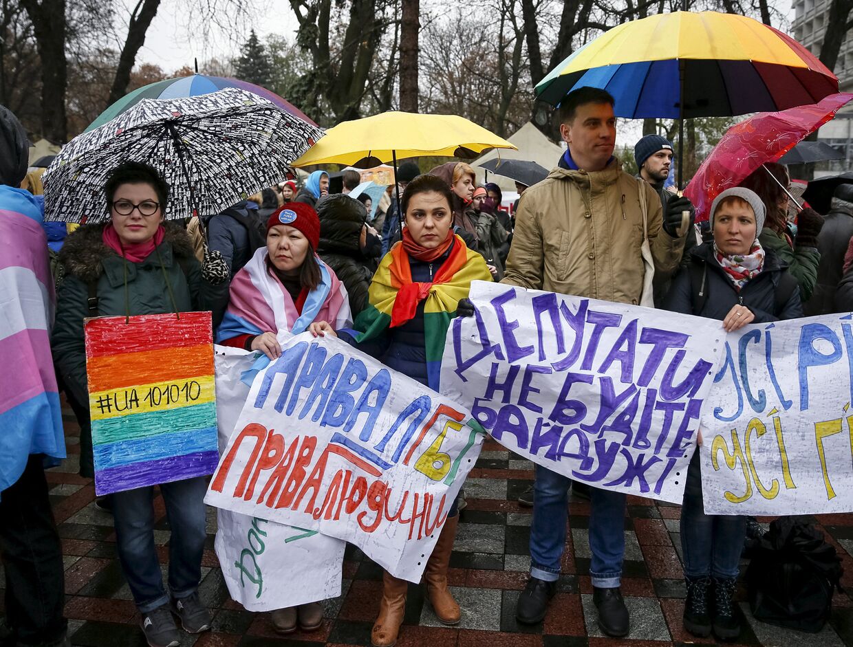 ЛГБТ-активисты на митинге у здания Верховной Рады в Киеве