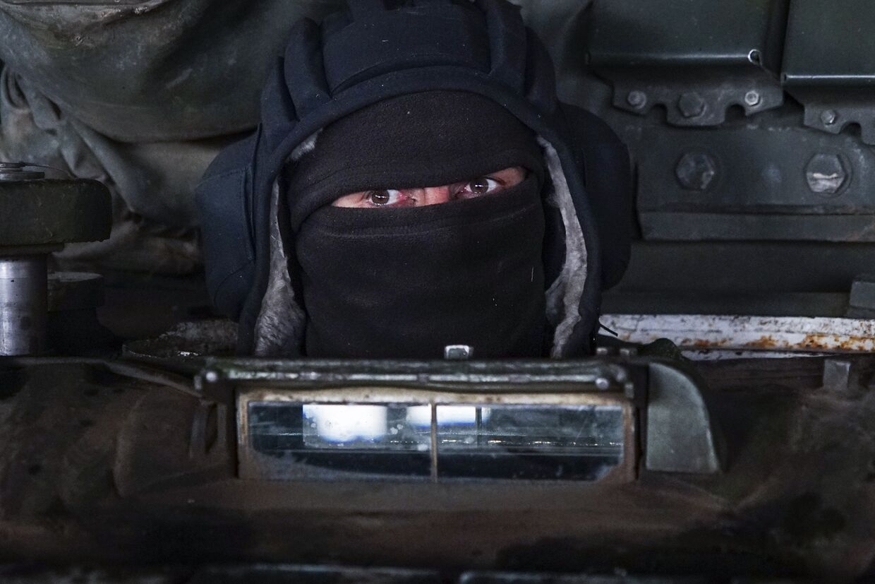 Ополченец во время отвода орудий рядом с городом Новоазовском