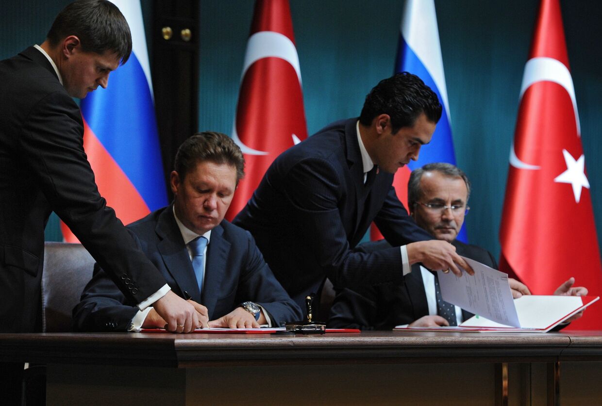 Глава «Газпрома» Алексей Миллер и глава Botas Petroleum Pipeline Corporation Мехмет Конук подписывают меморандум о взаимопонимании по строительству морского газопровода