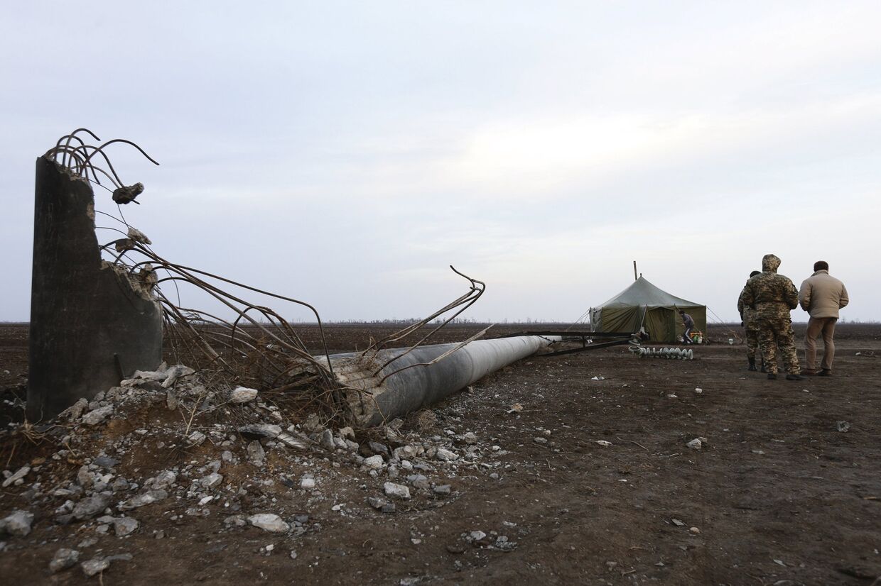 Поврежденная линия электропередачи в Крыму