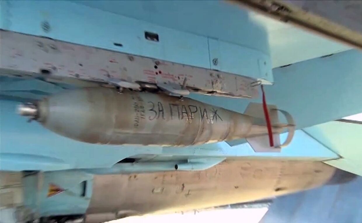 Авиабомба с надписью «За Париж», установленная на истребитель Су-35 Военно-космических сил России, который готовится к вылету с авиабазы «Хмеймим» в сирийской провинции Латакия