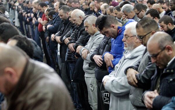 Молитва в мечети Аль-Халил в Моленбеке