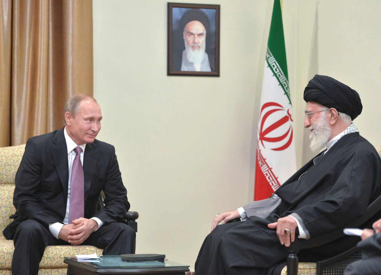 Владимир Путин и аятолла Али Хаменеи во время встречи в Тегеране