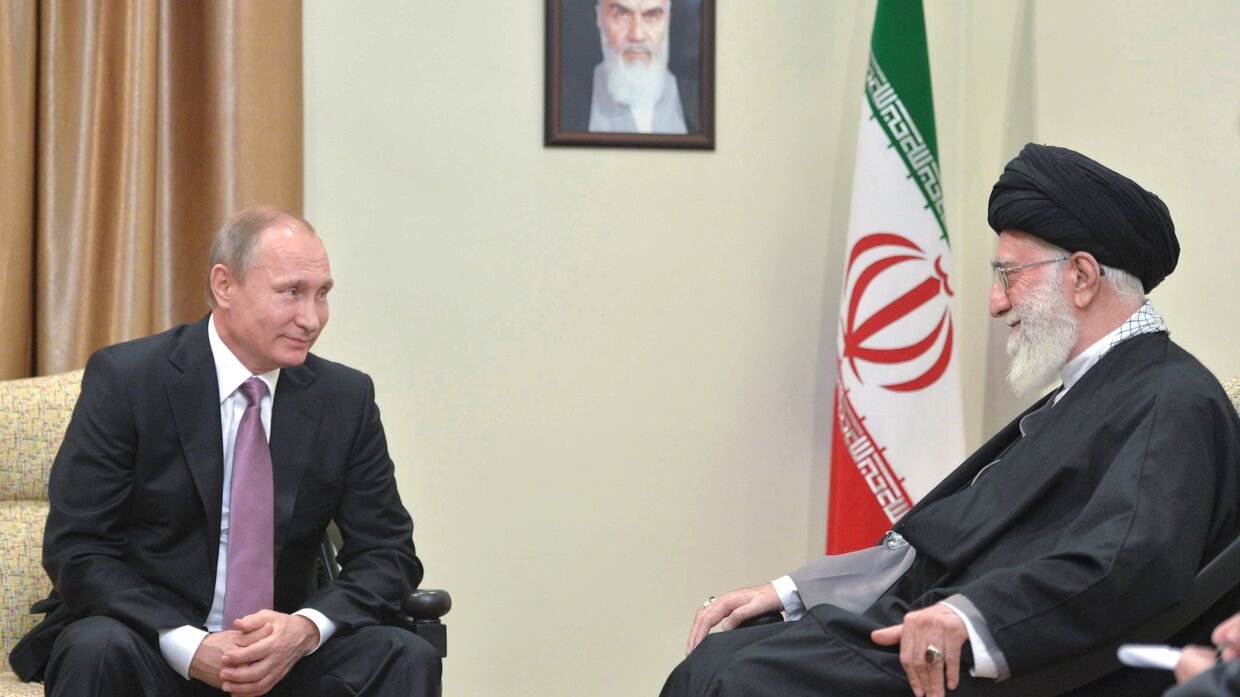 Владимир Путин и аятолла Али Хаменеи во время встречи в Тегеране